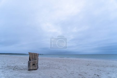 Foto de Paisaje de otoño en una playa de arena en la península de Darss, Mar Báltico, Alemania - Imagen libre de derechos
