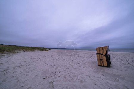 Téléchargez les photos : Paysage d'automne sur une plage de sable fin à la péninsule Darss, mer Baltique, Allemagne - en image libre de droit