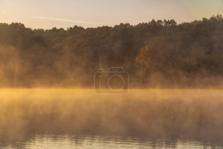 Téléchargez les photos : Belle vue sur un lever de soleil brumeux sur le lac - en image libre de droit
