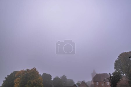 Téléchargez les photos : Foggy paysages d'automne autour de Burg Stargard, Allemagne - en image libre de droit