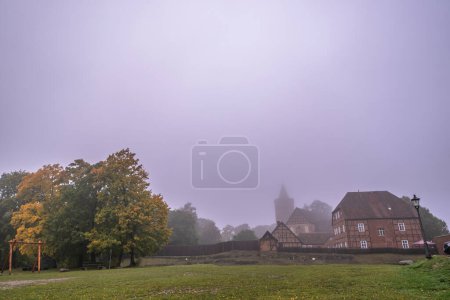 Téléchargez les photos : Foggy paysages d'automne autour de Burg Stargard, Allemagne - en image libre de droit