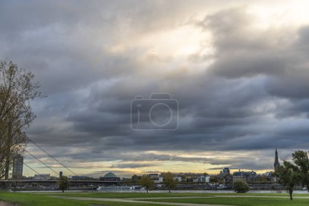 Téléchargez les photos : Paysages de l'aube sur le Rhin, Duesseldorf, Allemagne - en image libre de droit