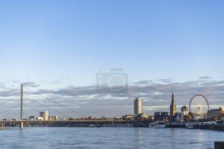 Téléchargez les photos : Vue de l'horizon de Düsseldorf sur le Rhin en Allemagne - en image libre de droit