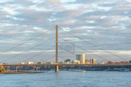 Téléchargez les photos : Vue de l'horizon de Düsseldorf sur le Rhin en Allemagne - en image libre de droit