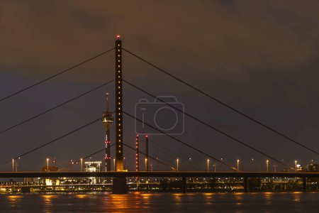 Foto de Paisaje nocturno en el río Rin, Düsseldorf, Alemania - Imagen libre de derechos