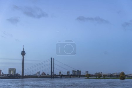 Foto de Paisaje del amanecer de otoño en el río Rin, Düsseldorf, Alemania - Imagen libre de derechos