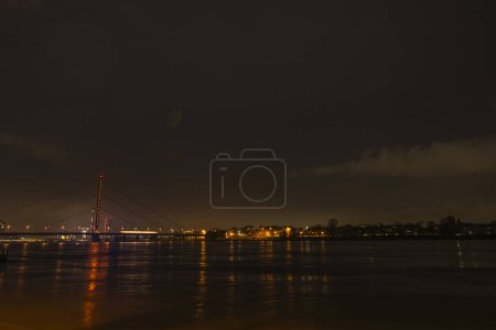 Téléchargez les photos : Paysage nocturne sur le Rhin, Düsseldorf, Allemagne - en image libre de droit