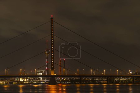 Téléchargez les photos : Paysage nocturne sur le Rhin, Düsseldorf, Allemagne - en image libre de droit