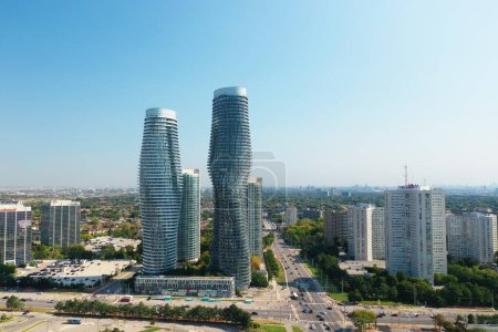 Foto de Mississauga, Ontario, Canada- August 6, 2022:  An aerial of the Absolute World Complex in Mississauga, Canada on a fine day - Imagen libre de derechos