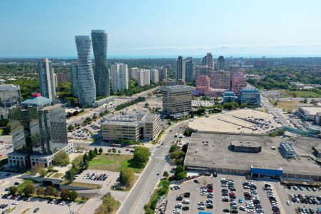 Foto de An aerial of the city center of Mississauga, Ontario, Canada - Imagen libre de derechos