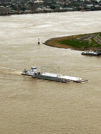 Téléchargez les photos : An aerial of River Barge on Mississippi River at New Orleans, Louisiana, United States - en image libre de droit