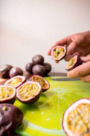 Téléchargez les photos : Pulvérisation d'un fruit tropical dans un pot en verre - en image libre de droit