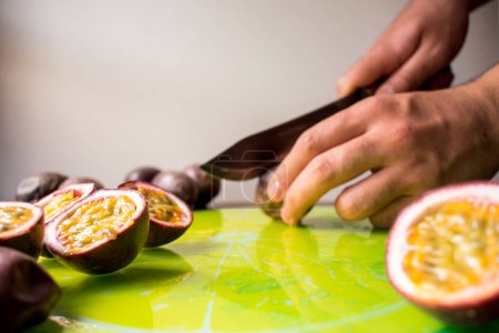 Téléchargez les photos : Coupe de fruits tropicaux avec un couteau - en image libre de droit