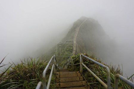 Haiku-Treppe zum Himmel in Wolken. Bekannt als Stairs to heaven oder Haiku Ladder. Stufenkonstruktion aus Stahl ermöglicht Fußgängerzugang zum CCL-Bunker auf dem Gipfel des Koolau-Berges auf der Insel Oahu auf Hawaii