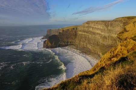 Téléchargez les photos : Cliffs of Moher in Ireland, beautiful iconic rocky coast landcape - en image libre de droit