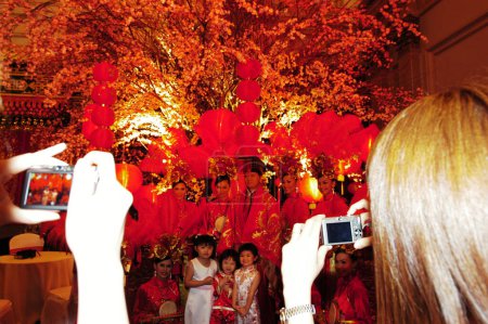 Téléchargez les photos : People celebrating the Lunar New Year at Empire Palace Surabaya, Indonesia on February 13, 2002 - en image libre de droit