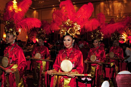 Foto de People celebrating the Lunar New Year at Empire Palace Surabaya, Indonesia on February 13, 2002 - Imagen libre de derechos