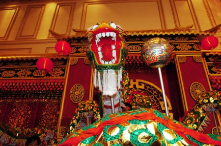 Foto de El grupo de la comunidad china celebró el Año Nuevo Chino en el Empire Palace en Surabaya, Java Oriental, Indonesia el 13 de febrero de 2002 - Imagen libre de derechos