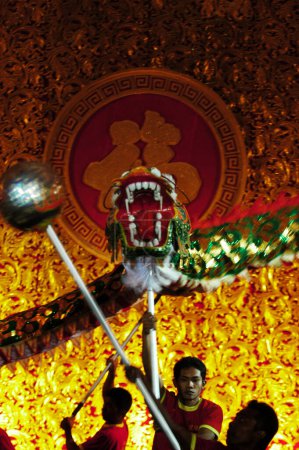 Foto de El grupo de la comunidad china celebró el Año Nuevo Chino en el Empire Palace en Surabaya, Java Oriental, Indonesia el 13 de febrero de 2002 - Imagen libre de derechos