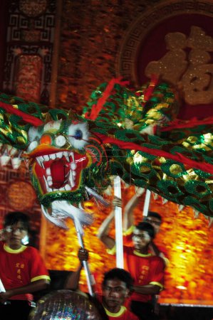 Téléchargez les photos : Le groupe communautaire chinois a célébré le Nouvel An chinois au Palais Empire à Surabaya, Java Est, Indonésie, le 13 février 2002. - en image libre de droit