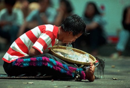 Téléchargez les photos : Kuda lumping dance attraction at TMII Jakarta Indonesia by displaying a magic show on June 15, 1996 - en image libre de droit