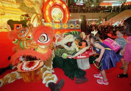 Téléchargez les photos : Attractions Danse du lion dans l'un des centres commerciaux de Surabaya pour accueillir la célébration du Nouvel An chinois. Photo prise le 20 novembre 2001 - en image libre de droit