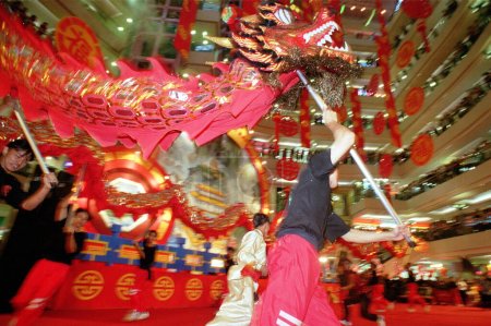 Téléchargez les photos : Attractions Danse du lion dans l'un des centres commerciaux de Surabaya pour accueillir la célébration du Nouvel An chinois. Photo prise le 20 novembre 2001 - en image libre de droit