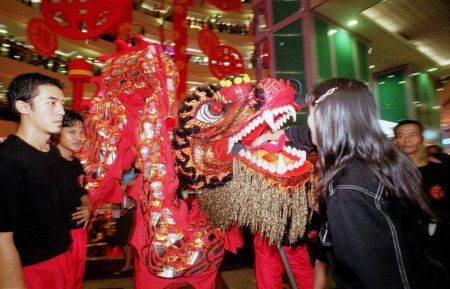 Foto de Attractions Lion Dance in one of the malls in Surabaya to welcome the celebration of Chinese New Year. Photo taken on November 20, 2001 - Imagen libre de derechos