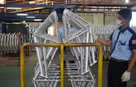 Foto de SIDOARJO, INDONESIA - APRIL 9, 2015: Worker checking on the assembly line at the assembly bicycle from Indonesia Polygon in Sidoarjo, East Java, Indonesia - Imagen libre de derechos