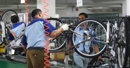Foto de SIDOARJO, INDONESIA - APRIL 9, 2015: Workers check on the assembly line at the assembly bicycle from Indonesia Polygon in Sidoarjo, East Java, Indonesia - Imagen libre de derechos