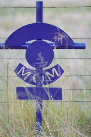 Téléchargez les photos : Marqueur de tombe en métal bleu avec le mot maman dessus - en image libre de droit