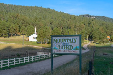 Téléchargez les photos : Cloudcroft, nouveau mexique, États-Unis, juillet 20, 2018 enseigne montagne du seigneur avec église en arrière-plan - en image libre de droit