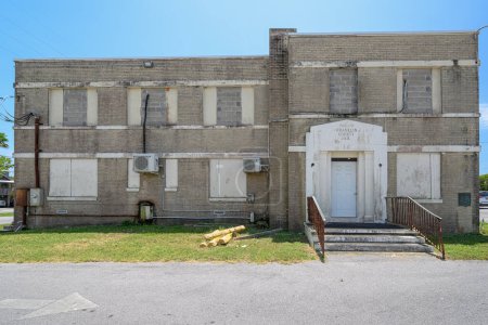 Téléchargez les photos : "Échos du passé : La prison fermée du comté de Franklin est un témoin silencieux de l'histoire, ses murs altérés abritant des contes d'époques révolues et des histoires oubliées ". ville de Apalachicola - en image libre de droit