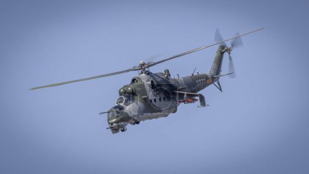 Foto de Fairford, Reino Unido - 14 de julio de 2022: Un helicóptero ruso de ataque Mil-24V Hind se acerca a la pista para aterrizar - Imagen libre de derechos