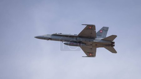 Téléchargez les photos : Fairford, Royaume-Uni - 14 juillet 2022 : Un chasseur F18 de l'armée de l'air suisse volant près du sol - en image libre de droit