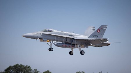 Téléchargez les photos : Fairford, Royaume-Uni - 14 juillet 2022 : Un chasseur F18 de l'armée de l'air suisse volant près du sol - en image libre de droit