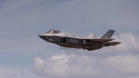 Foto de Fairford, Reino Unido - 14 de julio de 2022: A Lockheed Martin F-35 Lightning 2 fighter jet, flying past low in height - Imagen libre de derechos