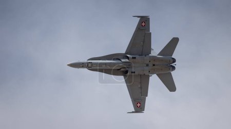 Téléchargez les photos : Fairford, Royaume-Uni - 14 juillet 2022 : Un chasseur F18 de l'armée de l'air suisse volant à basse altitude avant d'atterrir - en image libre de droit