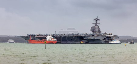 Téléchargez les photos : Portsmouth, Royaume-Uni - 16 novembre 2022 : Le porte-avions USS Gerald R Ford mouille près de Portsmouth au Royaume-Uni lors d'une visite - en image libre de droit