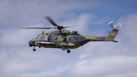 Téléchargez les photos : Fairford, Royaume-Uni - 14 juillet 2022 : Un hélicoptère, NH Industries NH-90TTT, des forces armées allemandes en vol près du sol. Gros plan - en image libre de droit