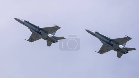 Téléchargez les photos : Fairford, Royaume-Uni - 14 juillet 2022 : Deux chasseurs F18 de l'armée de l'air suisse qui volent à basse altitude avant d'atterrir - en image libre de droit
