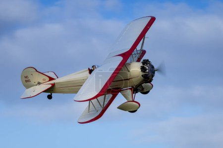 Foto de Old Warden, Reino Unido - 2 de octubre de 2022: Aviones antiguos Curtiss wright travel air 4000 vuela cerca del suelo - Imagen libre de derechos