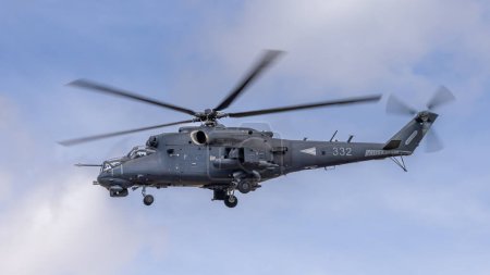 Foto de Fairford, Reino Unido - 14 de julio de 2022: Un helicóptero ruso de ataque Mil-24V Hind se acerca a la pista para aterrizar - Imagen libre de derechos
