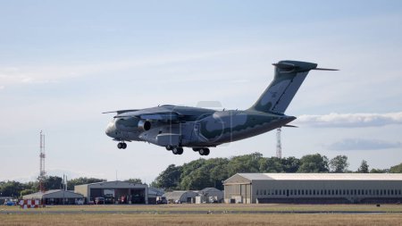 Téléchargez les photos : Fairford, Royaume-Uni - 14 juillet 2022 : Avion de transport militaire brésilien Embraer KC-390 atterrissant à l'aérodrome - en image libre de droit