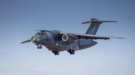 Téléchargez les photos : Fairford, Royaume-Uni - 14 juillet 2022 : Avion de transport militaire brésilien Embraer KC-390 atterrissant à l'aérodrome - en image libre de droit