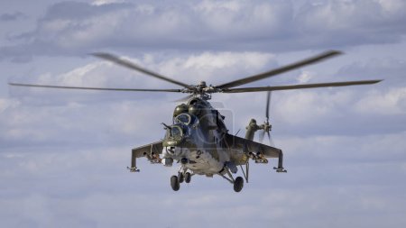 Téléchargez les photos : Fairford, Royaume-Uni - 14 juillet 2022 : Un hélicoptère d'attaque russe Mil-24V Hind approche de la piste pour atterrir - en image libre de droit