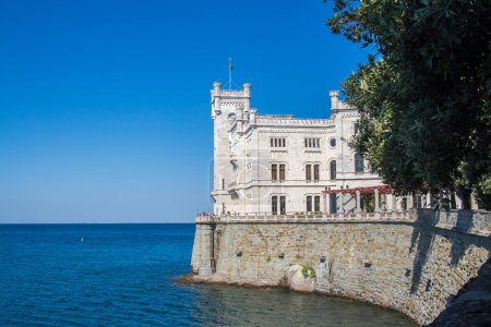 Foto de Vista del castillo de Miramare en Trieste, Italia - Imagen libre de derechos