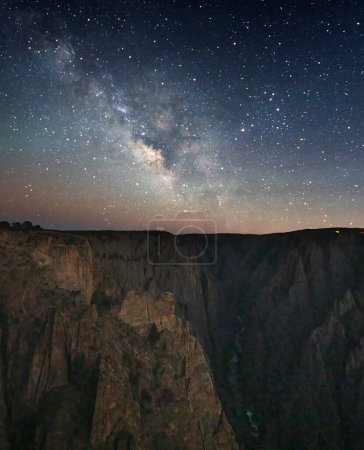 Die Milchstraße erscheint kurz nach Sonnenuntergang am Black Canyon im Gunnisone National Park, Colorado