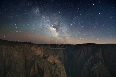 Die Milchstraße erscheint kurz nach Sonnenuntergang am Black Canyon im Gunnisone National Park, Colorado