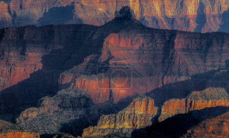 Le soleil couchant forme des ombres sur le Grand Canyon à Point Imperial
